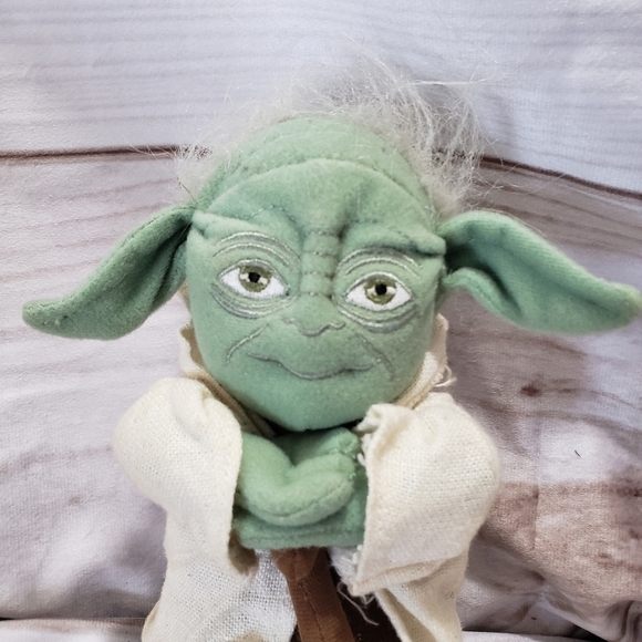 Star Wars Yoda Plush 6 Inch Beanbag Stuffed Animal Year 2004 Hasbro Buddies - Picture 7 of 7